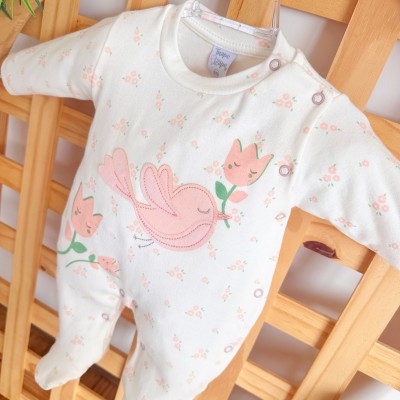 Macacão Malha Trape Zape - Passarinha com Flores - Off White e Rose